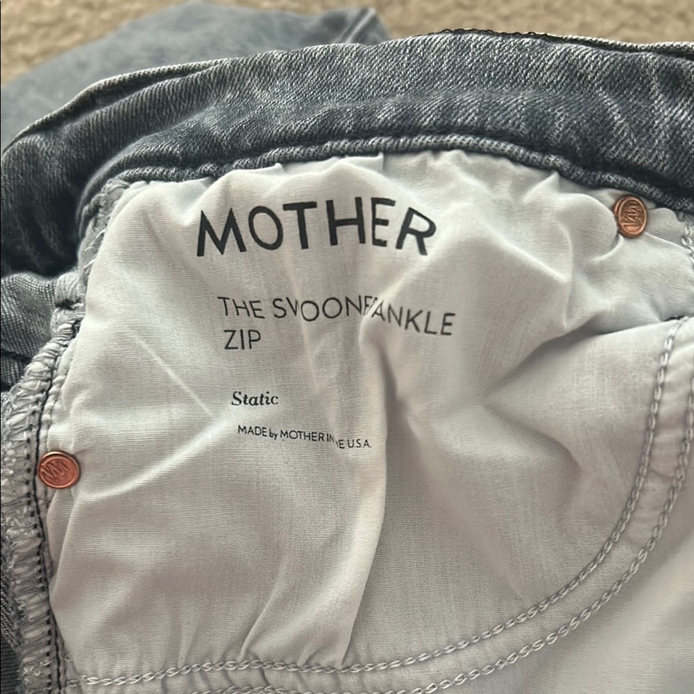 Mother Swooner zip jeans in Static wash - Picture 6 of 9